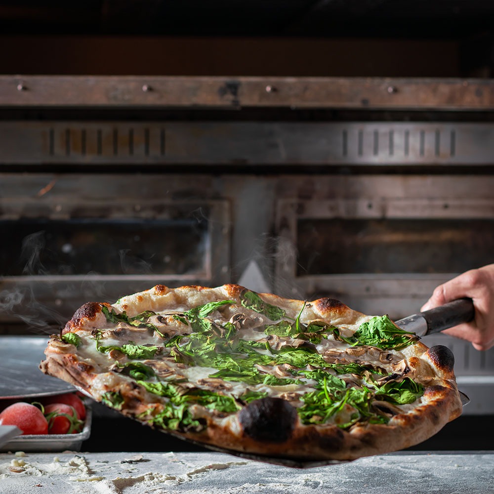 פיצה על כף גדולה בכניסה לטאבון