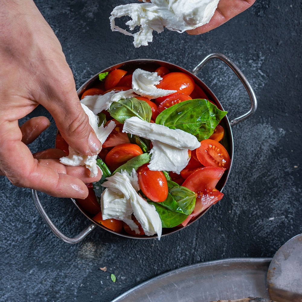 סידור קרעי מוצרלה על סלט קפרזה