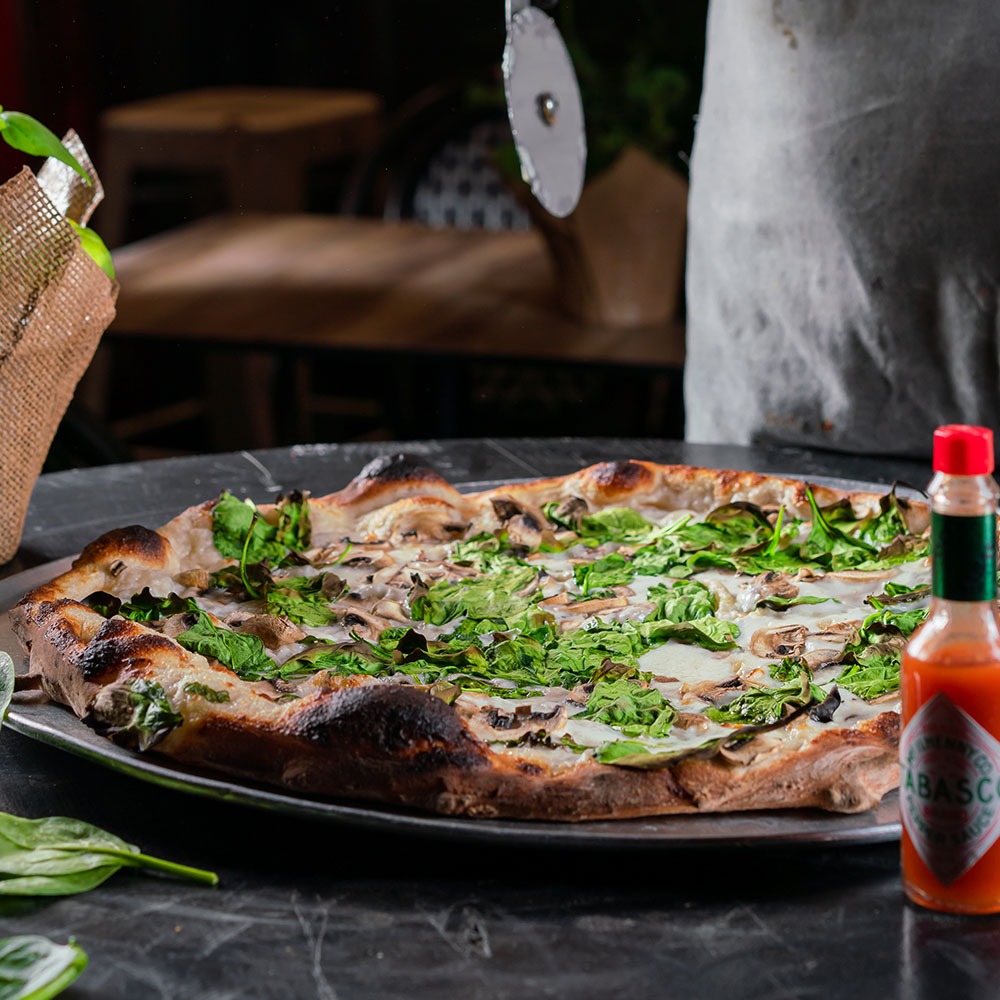 גלגלת פיצה בדרך לחתוך פיצה על מגש