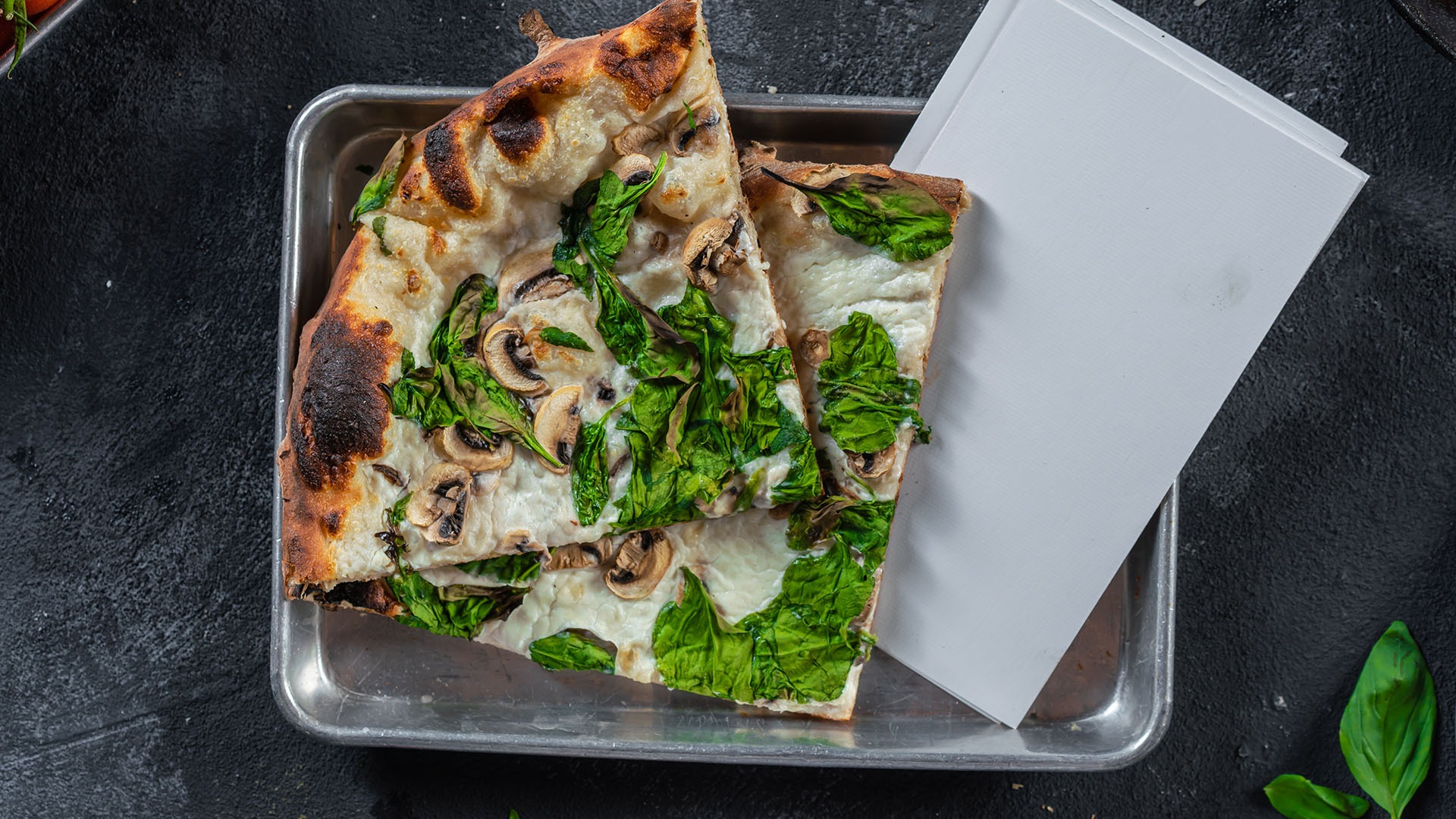 2 משולשי פיצה גדולים על מגש כסוף